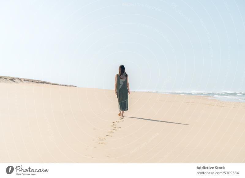 Weiblicher Reisender, der am nassen Sandstrand spazieren geht Frau MEER Strand Sommer winken Meeresufer Küste Natur Ufer Ausflug vieux boucau les bains