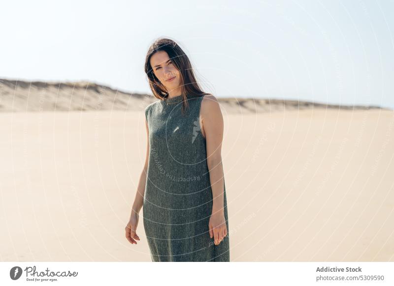 Charmante Frau im Kleid steht am Sandstrand Strand MEER Urlaub Sommer Natur ruhen Windstille Stil wolkenlos vieux boucau les bains Frankreich Küste