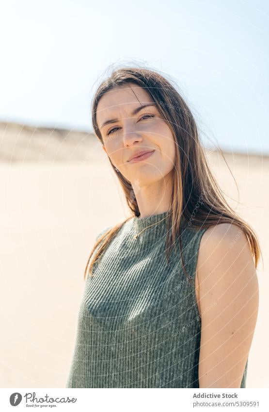 Charmante Frau im Kleid steht am Sandstrand Strand MEER Urlaub Sommer Natur ruhen Windstille Stil wolkenlos vieux boucau les bains Frankreich Küste