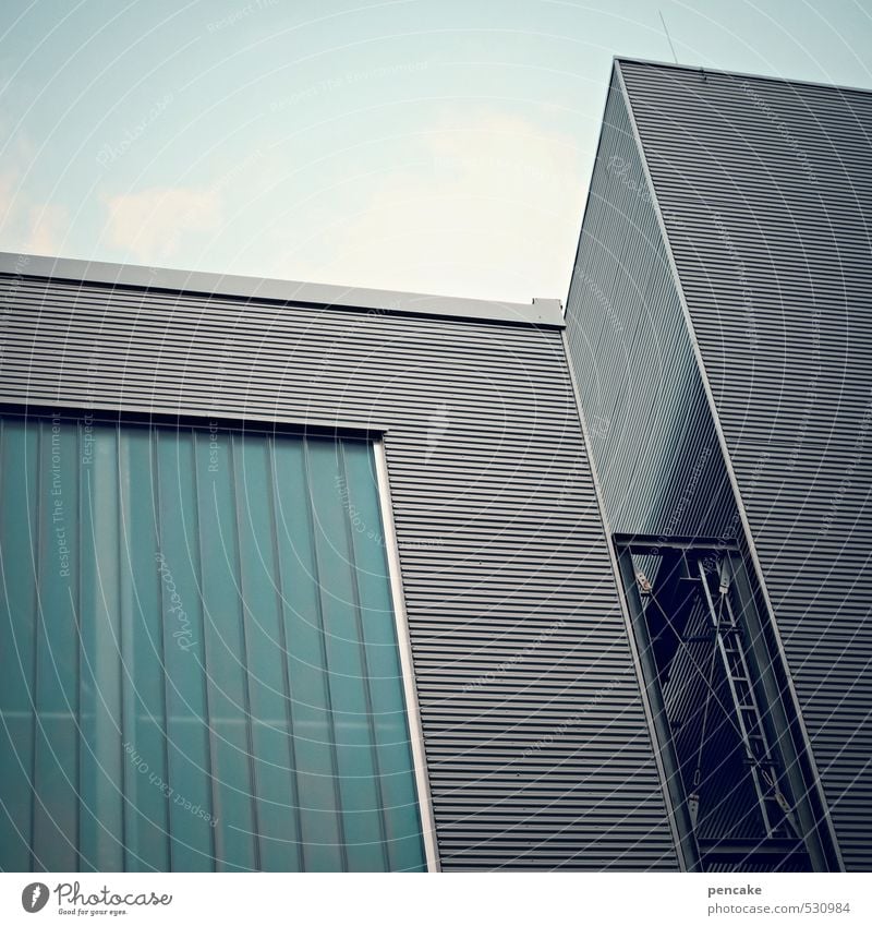 angedockt Himmel Wolken Fabrik Gebäude Architektur Fassade Fenster Glas Metall eckig kalt modern türkis Verbindung ankern Leiter Kupplung Farbfoto Außenaufnahme