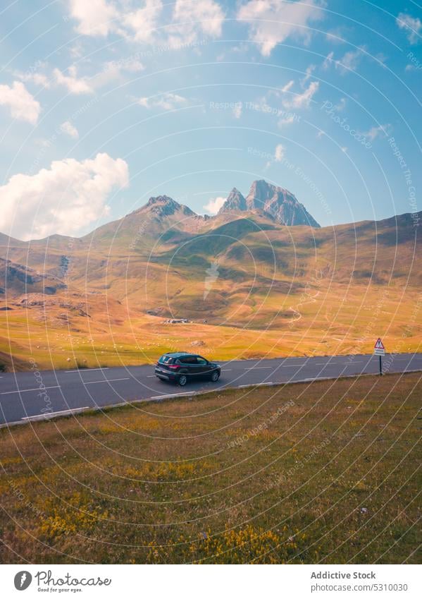 Autofahrt auf asphaltierter Straße inmitten von Bergen PKW Berge u. Gebirge Asphalt Natur Feld Landschaft Laufwerk Blauer Himmel wolkig Fahrzeug anayet Pyrenäen