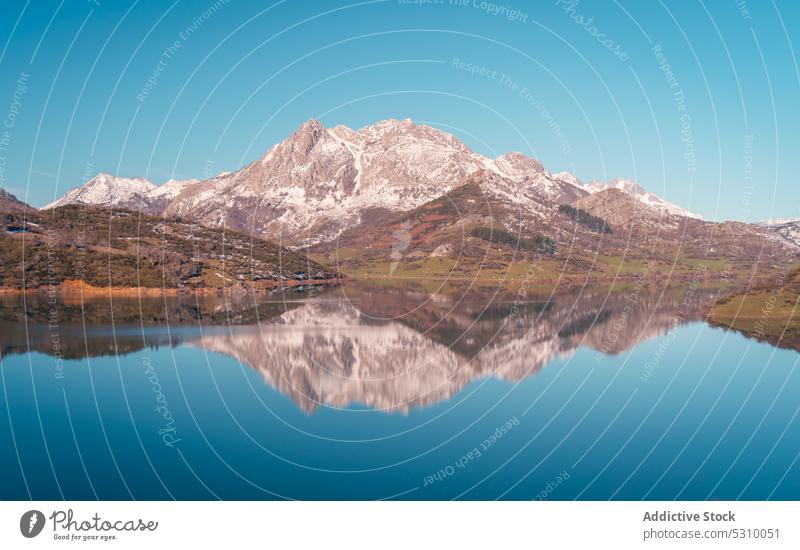 Fantastische Aussicht auf verschneite Berge und den See Berge u. Gebirge Schnee Winter Landschaft Natur Wasser malerisch Windstille kalt Umwelt ruhig friedlich