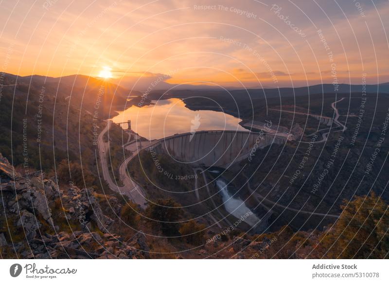 Malerischer Blick auf den Fluss Lozoya in den Bergen bei Sonnenuntergang Damm Bogen Stausee Hügel Natur Madrid Spanien Architektur Umwelt Wahrzeichen Abend