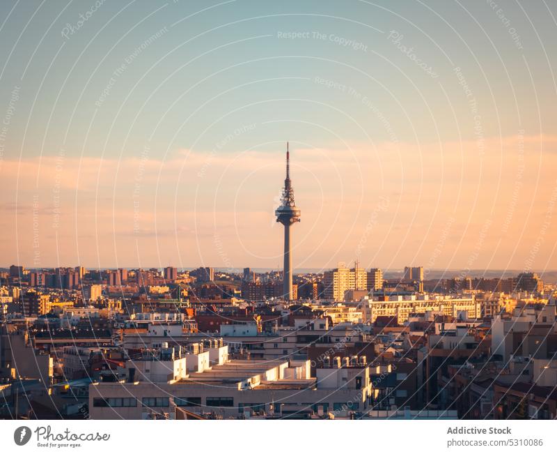 Drohnenansicht einer Stadt mit Gebäuden Architektur wohnbedingt Straße Stadtbild Außenseite Fassade Struktur urban Revier Konstruktion Haus Dach modern