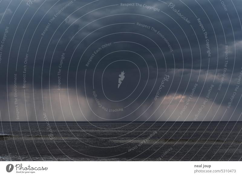 Dunkle regnende Regenwolke über dem Meer. Horizont dunkel düster bedrohlich Natur Naturgewalt Unwetter Wolken Himmel Gewitter schlechtes Wetter Klima Umwelt