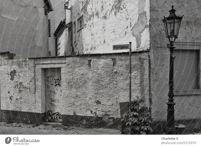 Mainfux I Pfarrgasse Gasse Aschaffenburg Laterne Straße Außenaufnahme Fassade bröckelnde Fassaden Gebäude Altstadt Wand alt renovierungsbedürftig