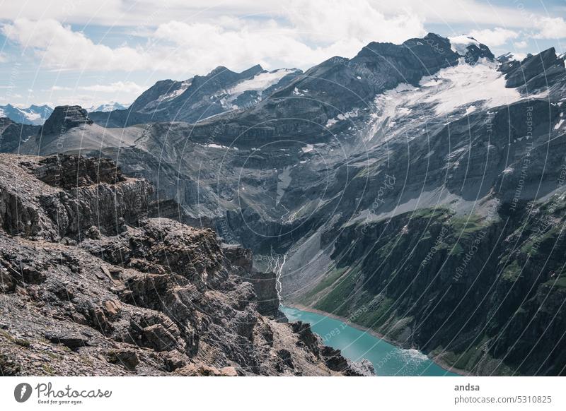 Stausee in der Schweiz See Türkis Berge Gipfel Gletscher Eis Schnee Hochgebirge Felsen grau Wasserfall Aussicht Freiheit Natur Landschaft Abgrund Klippe