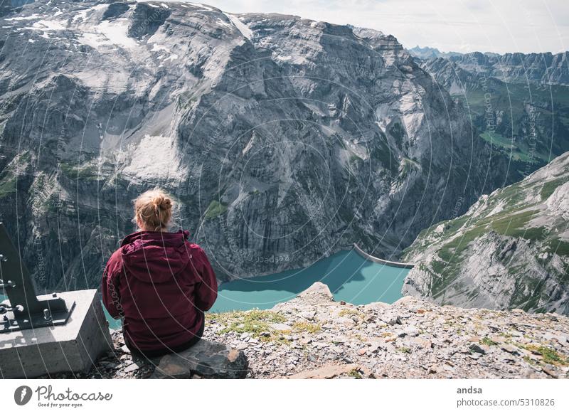 Wanderin in den Bergen Wanderung Landschaft wandern Natur Abenteuer Hochgebirge Berge u. Gebirge Außenaufnahme Ferien & Urlaub & Reisen Wanderausflug Tourismus