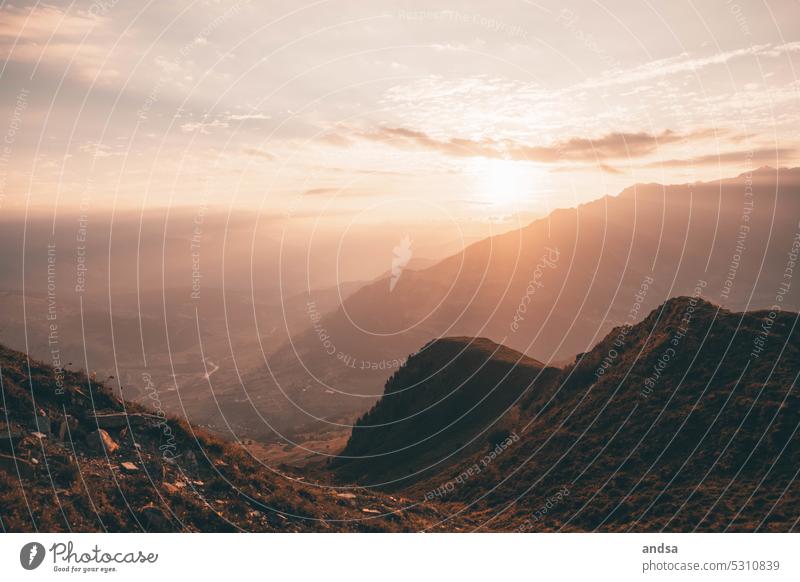 Sonnenaufgang in den Alpen am Piz Mundaun Erholung Berge u. Gebirge wandern Farbfoto Außenaufnahme Urlaub Felsen glücklich Natur Landschaft Zufriedenheit