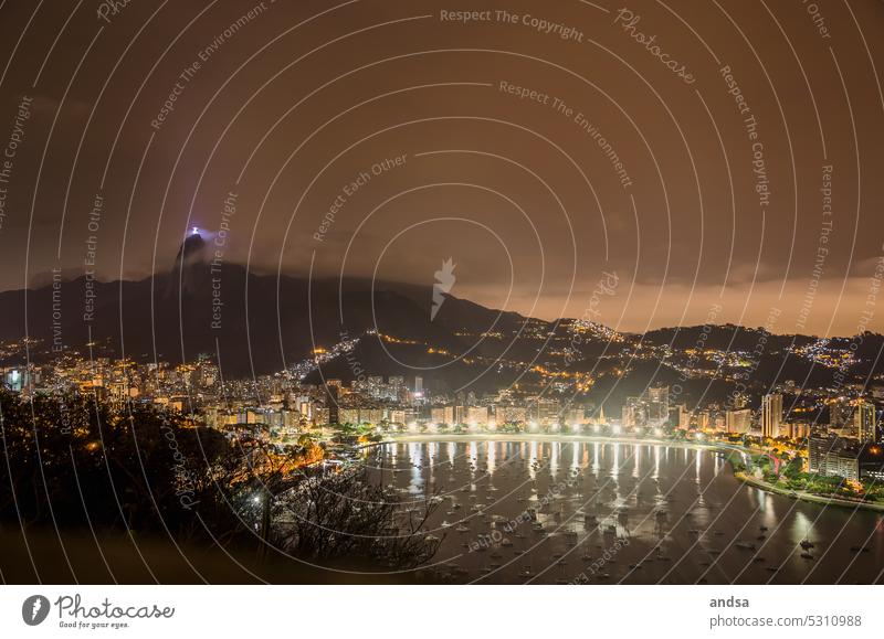 Bucht von Rio de Janeiro bei Nacht Stadt Jesusstatue Meer Brasilien Strand Copacabana Insel Inselgruppe horizont Landschaft Hochhaus Südamerika