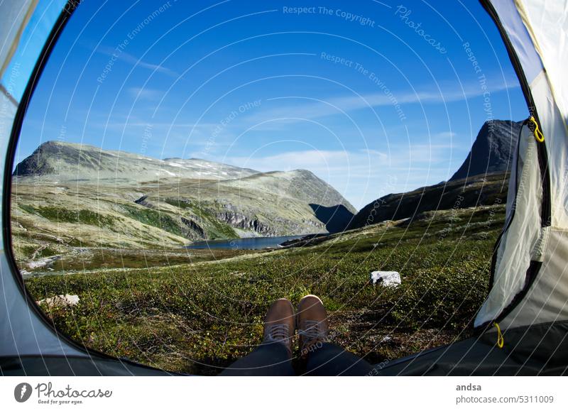 Morgens im Zelt mit schönem Ausblick wandern morgens aufwachen Abenteuer Camping Landschaft Sommer Natur Urlaub Reisen Ferien Erholung Füße Schuhe See Berge