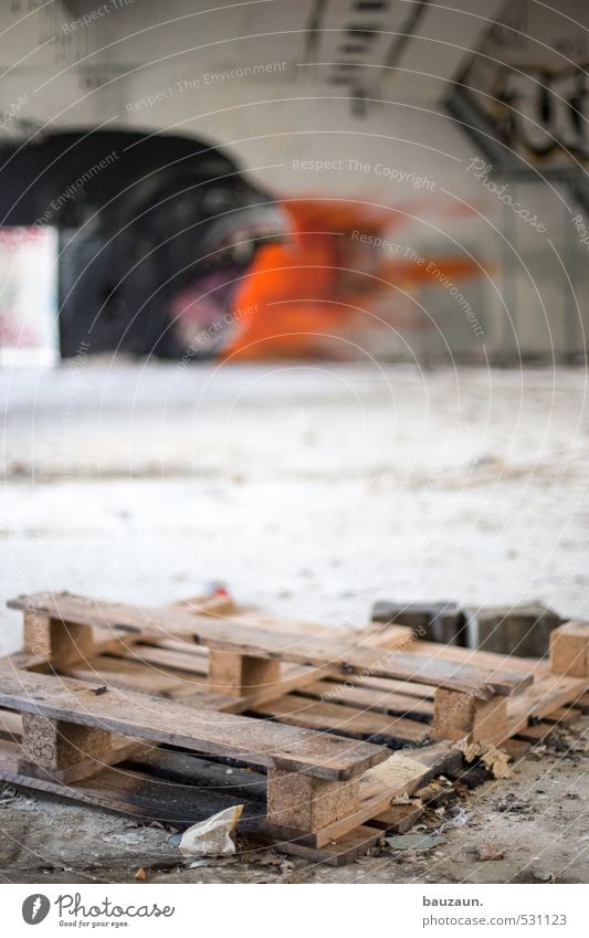 angry gorilla. Fabrik Industrieanlage Ruine Mauer Wand Paletten Beton Holz liegen bedrohlich orange schwarz weiß Angst Entsetzen Todesangst gefährlich