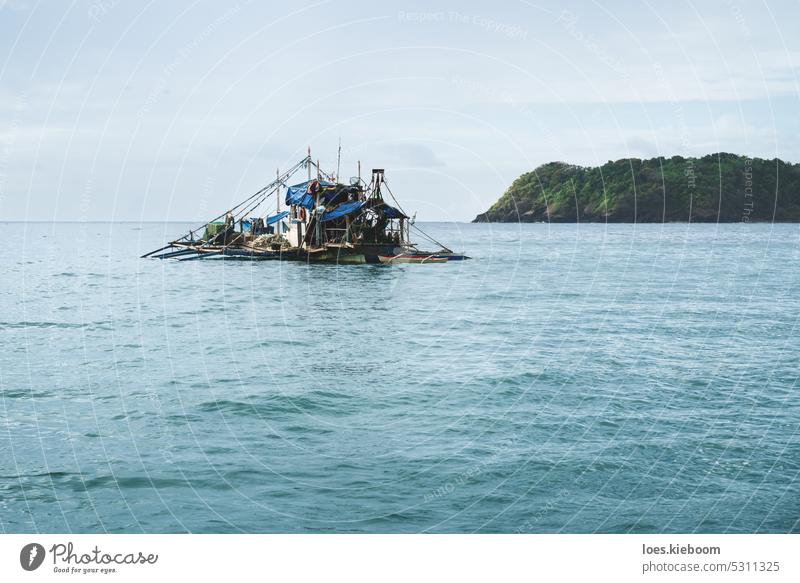 Traditionelles Fischerboot auf dem Ozean von Palawan, Philippinen unordentlich alt Netz palawan Meereslandschaft Ufer tropisch grün Ausflugsziel Natur Urlaub