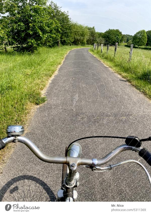 Radtour Umweltschutz Schönes Wetter nachhaltig Fahrradfahren umweltfreundlich Radweg unterwegs geradeaus Ausflug radfahrer Straße Fahrradlenker Radfahren