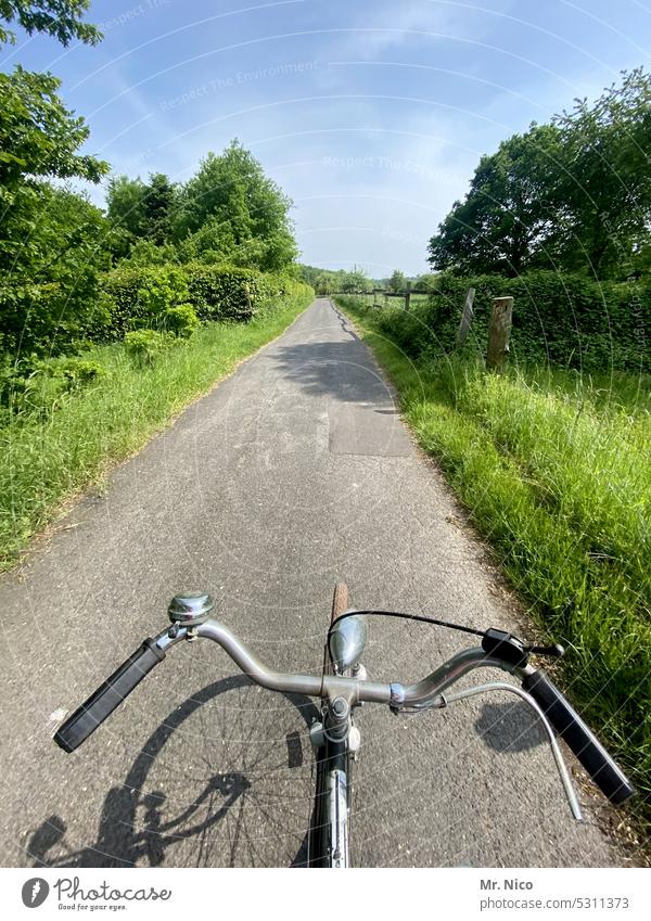 Radtour Wege & Pfade Fahrradtour Mobilität Freizeit & Hobby umweltbewusstsein Verkehrsmittel sportlich Schatten Verkehrswege radeln grün Umwelt Fahrradklingel