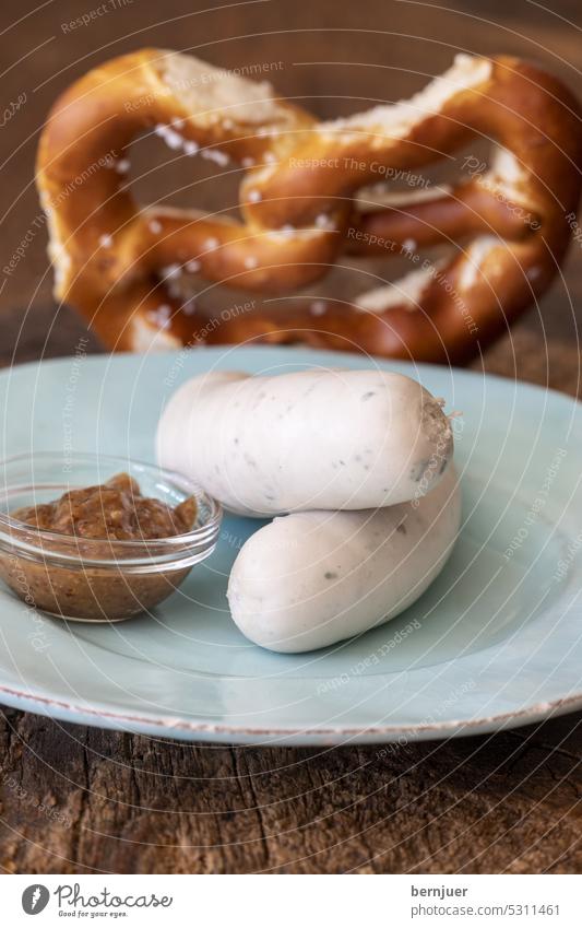 Paar bayerische Weißwürste mit Senf Weißwurste rustikal süß fleisch weisswurst bayern mahlzeit essen brezel schweinefleisch oktoberfest teller snack frühstück