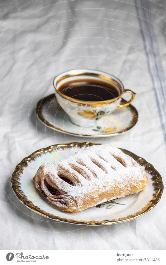 Kirschteilchen mit einer Tasse Kaffee KirschGebäck süß frisch Dessert Essen Kuchen Zucker lecker Backen braun Bäckerei Brot Teig Schokolade gebacken pastös Holz