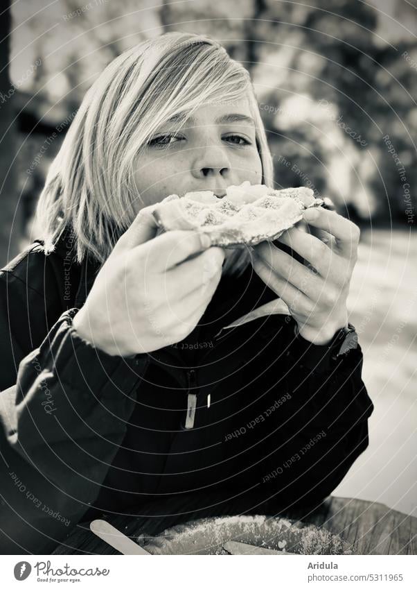 Portrait | Junge ißt Waffel mit Puderzucker Kind essen Mund lecker süß Snack hunger Nachtisch Hände mit den Händen essen Essen Dessert genießen Backwaren Zucker