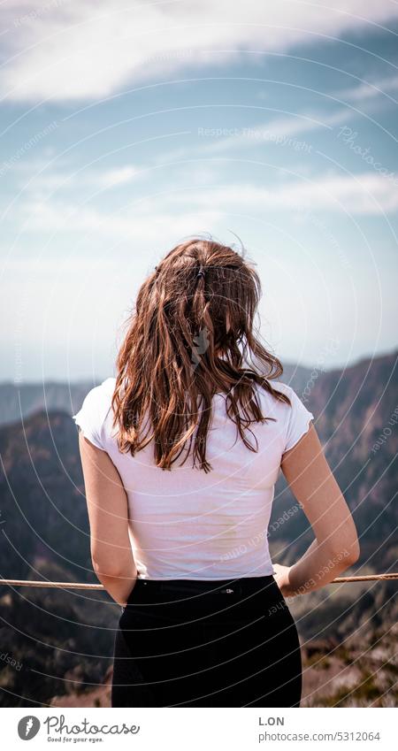 Insel Madeira Portugal junge Frau Ausblick Berge Landschaft PICO RUIVO PICO DO AREEIRO Natur Berge u. Gebirge Himmel Außenaufnahme Wolken Sommer Farbfoto Gipfel