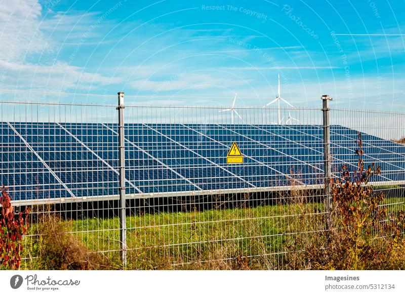 Agrophotovoltaik. Hochspannung Lebensgefahr. Warnschild am Zaun. Solarkraftwerk. Panels im Feld. Photovoltaik, alternative Stromquelle. Konzept nachhaltiger Ressourcen