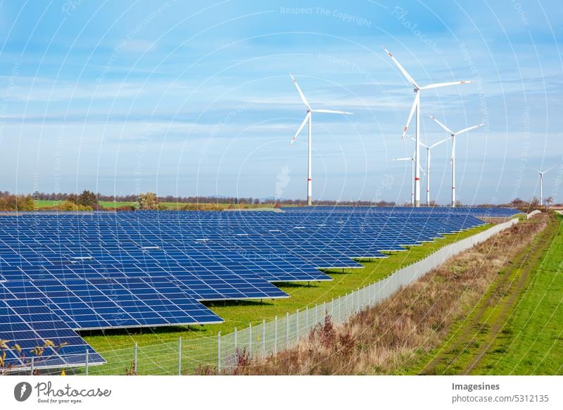 Agrophotovoltaik und Windkraft.  Solarkraftwerk im Feld. Photovoltaik, alternative Stromquelle. Konzept nachhaltiger Ressourcen Sonnenstrom Acker Nutzung Fläche