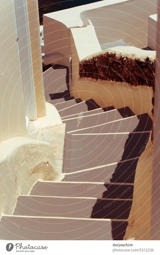 Griechische Treppe in Santorini nach unten. Treppenstufe abwärts treppenstufe menschenleer wohnen abstieg treppenabsatz wand Tag menschenleer; Sonnenlicht weiß