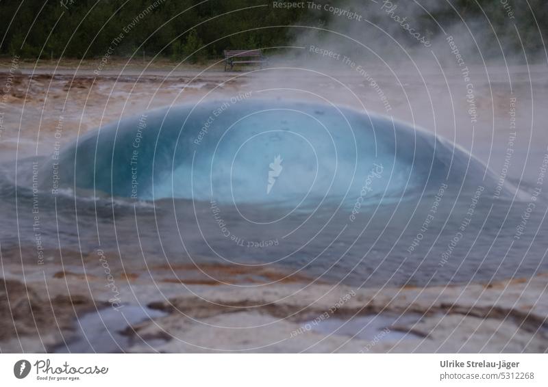 Island | Geysir Strokkur | kurz vor dem Ausbruch II Wasserblase heiss ausbrechen heiß Dampf dampfend geologisch Geologie Eruption vulkanisch Druck brodeln