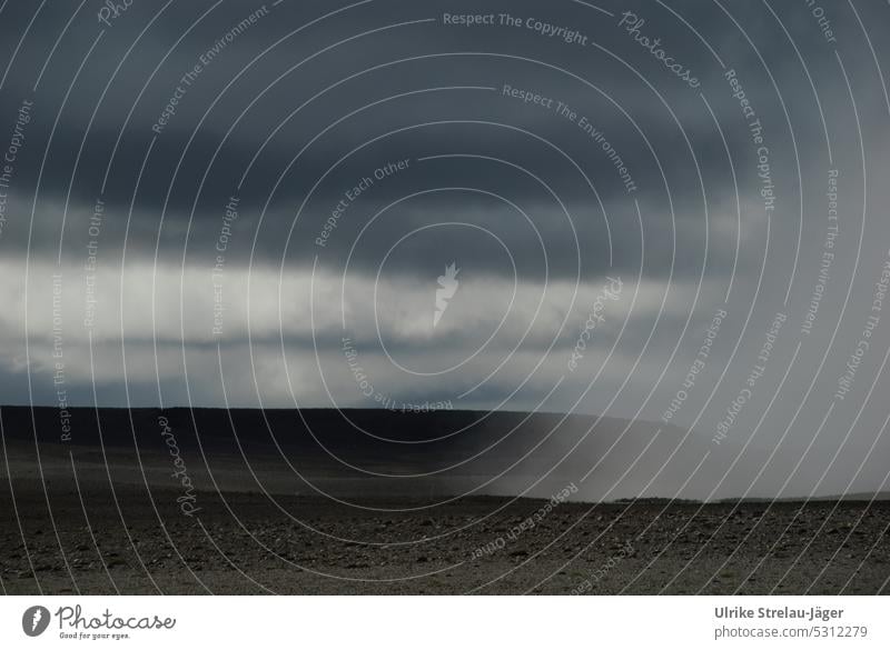 Island | hier kommt der Regen im Hochland karg Regenfront Einsamkeit einsam Wolken dunkel dunkle Wolken steinig Wetter felsig Himmel bedrohlich stürmisch