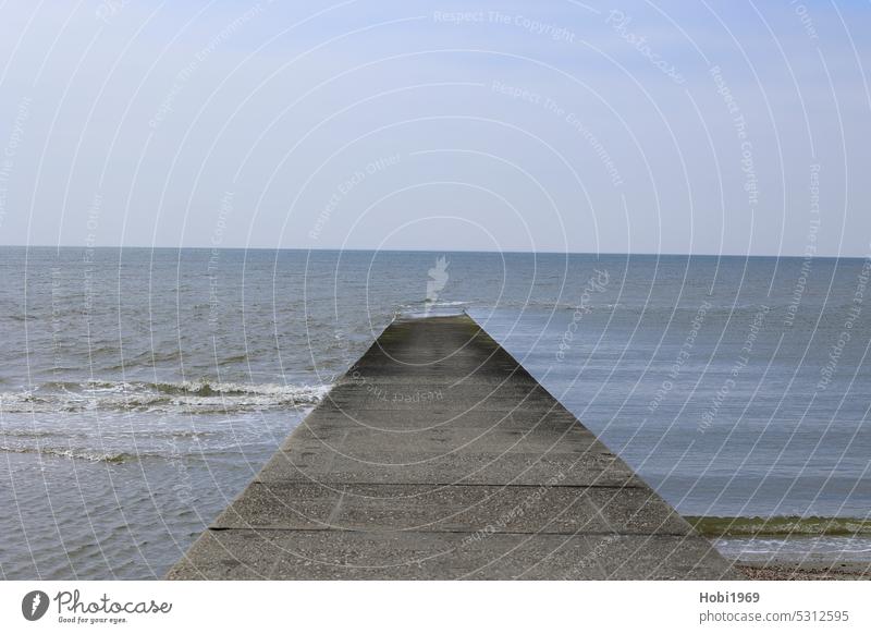 Blick über einen Wellenbrecher auf der Insel Borkum über die Nordsee Steg Nordseeinsel Wasser Niedersachsen Salzwasser Sicherung Schutz Horizont Urlaub Erholung