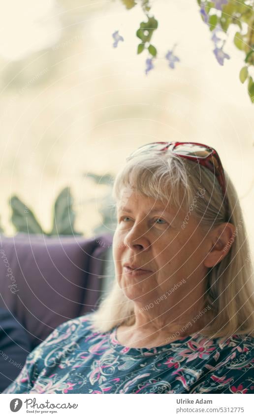 MainFux | Seniorin unter einem Hauch von FUX Blumen stolz konzentriert weich Brille Brille auf dem Kopf Frau feminin Mensch Erwachsene Gesicht Porträt Blick