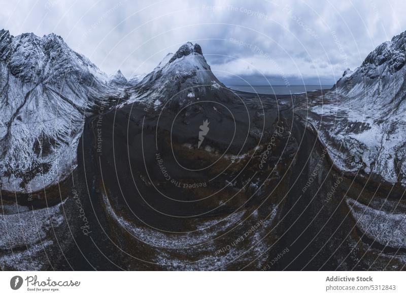 Flussmündung in der Nähe der schneebedeckten Berge Mündung Berge u. Gebirge Tal Schnee Kamm Winter kalt Landschaft Hochland Island Ambitus Felsen gefroren