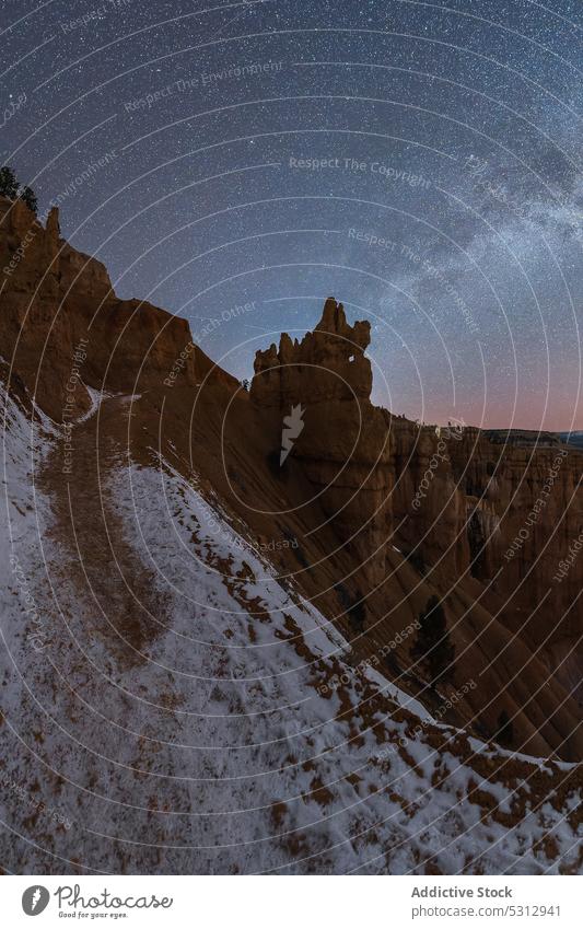 Erstaunliche Aussicht auf nächtliche Felsformationen im Winter Berge u. Gebirge Felsen Formation uneben rau Klippe Schlucht Landschaft