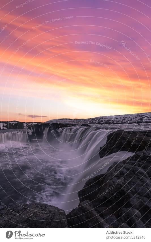 Wasserfall, der in der Natur in einen Fluss fließt Island goðafoss Sonnenuntergang Kaskade Klippe strömen fließen Felsen Berghang steil aqua Umwelt Stein