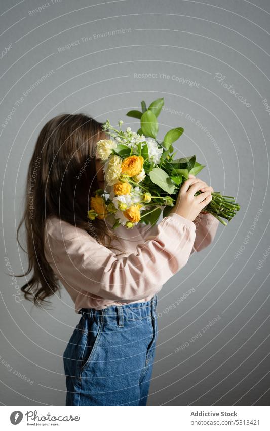 Anonymes Mädchen mit Blumenstrauß Tierhaut Roséwein Blütezeit Blütenknospen geblümt frisch Vorbau filigran Pflanze Aroma Blatt Floristik duftig natürlich