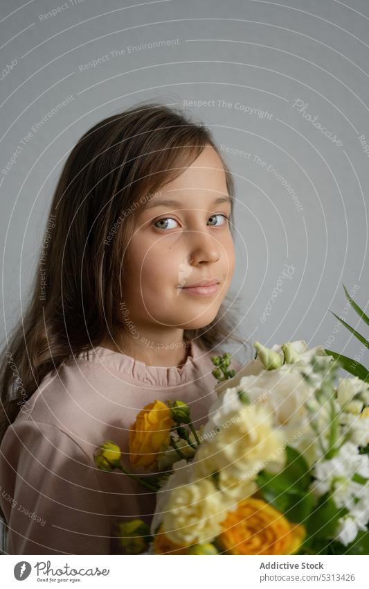 Preteen Girl riecht an einem Blumenstrauß Mädchen riechen geblümt Aroma Blütezeit Flora Kind Haufen natürlich Frau lässig präsentieren Glück romantisch Geschenk