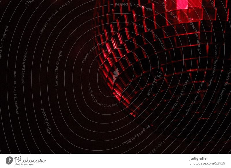 Party, Discokugel mit rotem Licht schwarz Spiegel Reflexion & Spiegelung Mosaik dunkel Kugel Feste & Feiern Club Farbfoto Entertainment Nachtleben Veranstaltung