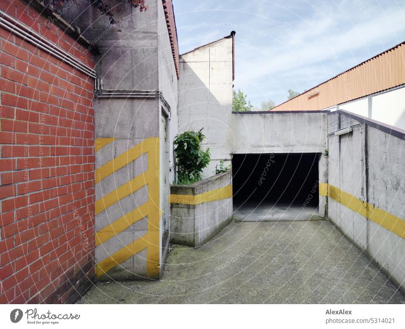 Tiefgarageneinfahrt aus Beton mit Backsteinwand Garage Wand Einfahrt Eingang Architektur Verkehrsbauten Straßenverkehr Zweckbau Ausfahrt Parkhaus parken Gebäude