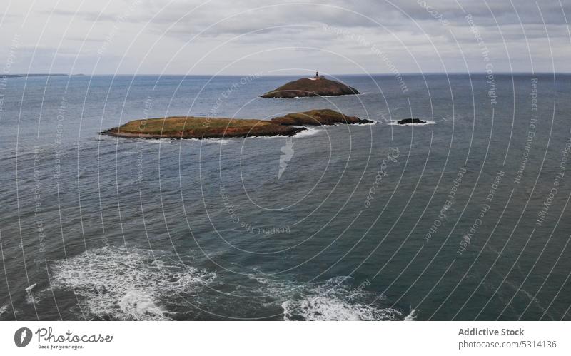 Luftaufnahme von felsigen Klippen im kräuselnden Meer Meereslandschaft winken MEER bedeckt Himmel Ufer Republik Irland wolkig Wasser Natur Windstille schäumen