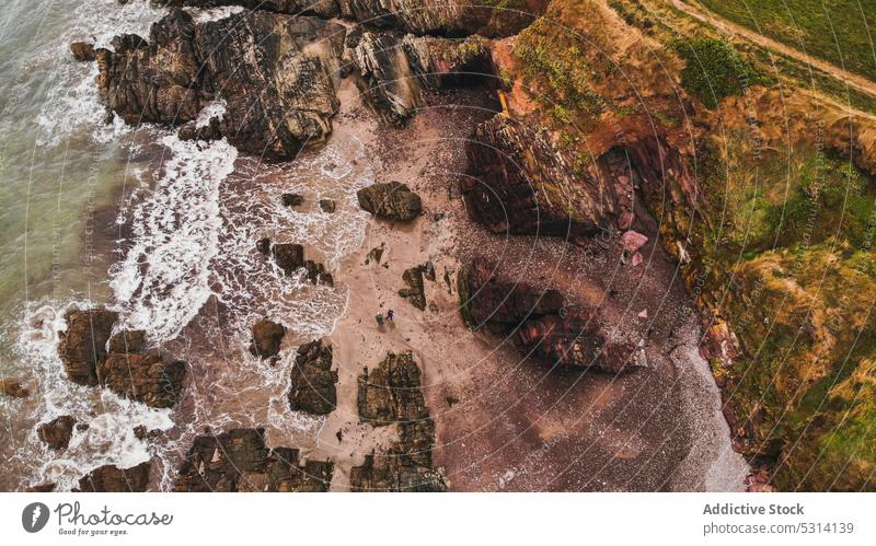 Luftaufnahme von felsigen Klippen am wogenden Meer Strand Sand MEER Wasser Küste Natur schäumen Republik Irland Ufer Meeresufer Seeküste rau Sommer Felsen