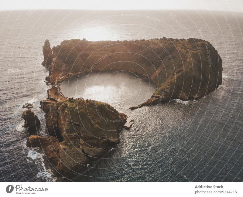 Luftaufnahme einer kleinen Insel im majestätischen Ozean Natur Kamm Meer Berge u. Gebirge Himmel Portugal MEER Vila Franca atemberaubend Hochland Azoren