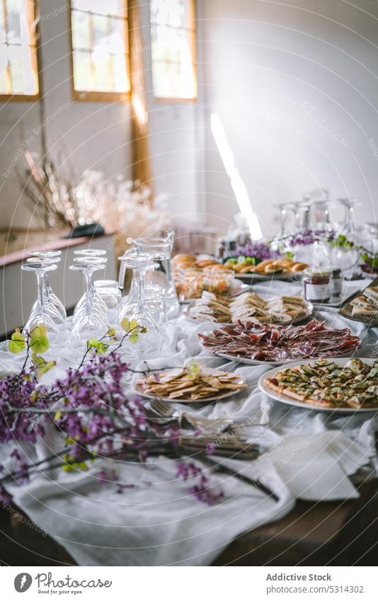 Leckere Snacks auf dem Banketttisch Festessen Speise Lebensmittel dienen Restaurant lecker Mahlzeit Tisch sorgen appetitlich Teller geschmackvoll Tischwäsche