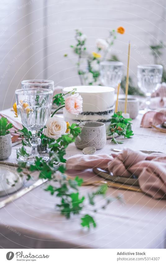 Banketttisch mit verschiedenem Geschirr und leckerem Kuchen Tisch Dessert elegant Blume dienen Tischwäsche Lebensmittel Teller süß feiern Gebäck geschmackvoll