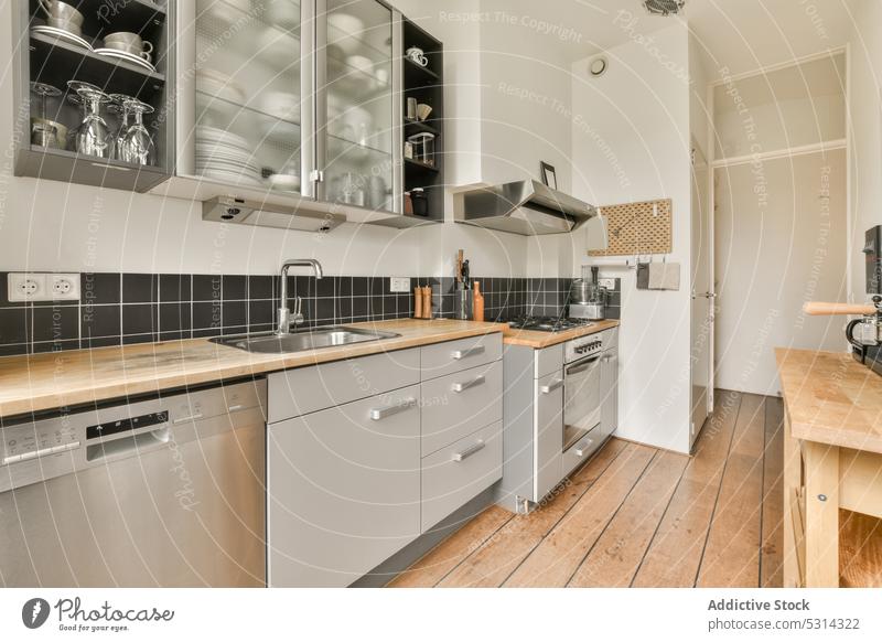 Moderne Kücheneinrichtung mit Möbeln und Geräten Innenbereich Tisch Schrank heimwärts Esszimmer Vorrichtung geräumig Appartement heimisch Sitz Design modern