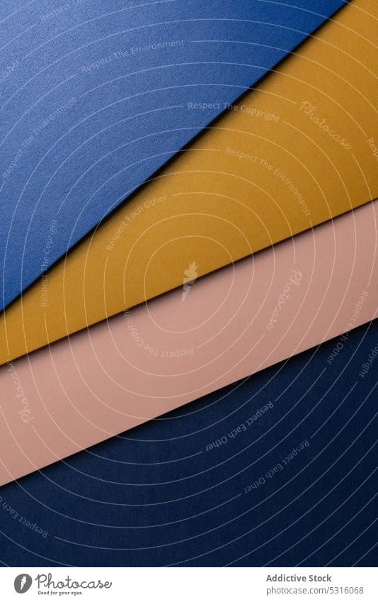 Arrangierte Blätter aus farbigem Karton Schachtel Schot Farbe Layout blau orange babyrosa Hintergrund Ton blockierend Schatten Oberfläche Material Design Textur