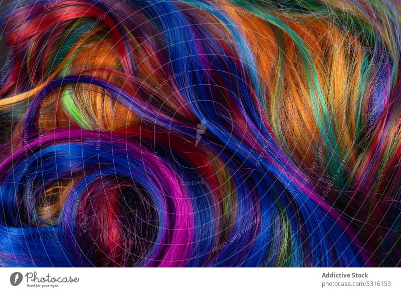 Hintergrund von lebhaft gefärbtem Haar mehrfarbig Behaarung Locken Stil farbenfroh Mode Regenbogen trendy minimalistisch Spektrum pulsierend weich Schloss Farbe