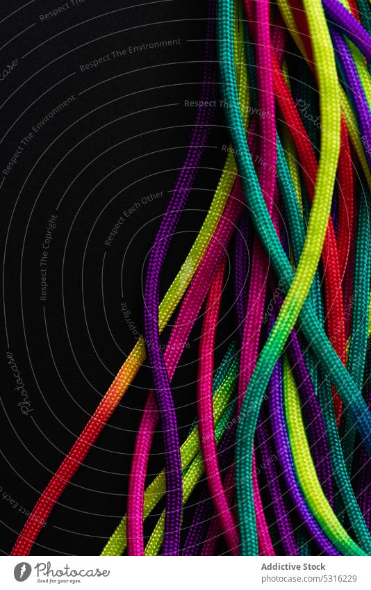 Leuchtend bunte Spitzen im Flor Seil Garn Farbe pulsierend mehrfarbig lebhaft hell Layout Schnur mischen Schuhbänder Gewebe Spektrum Sehne ungebunden Kunst