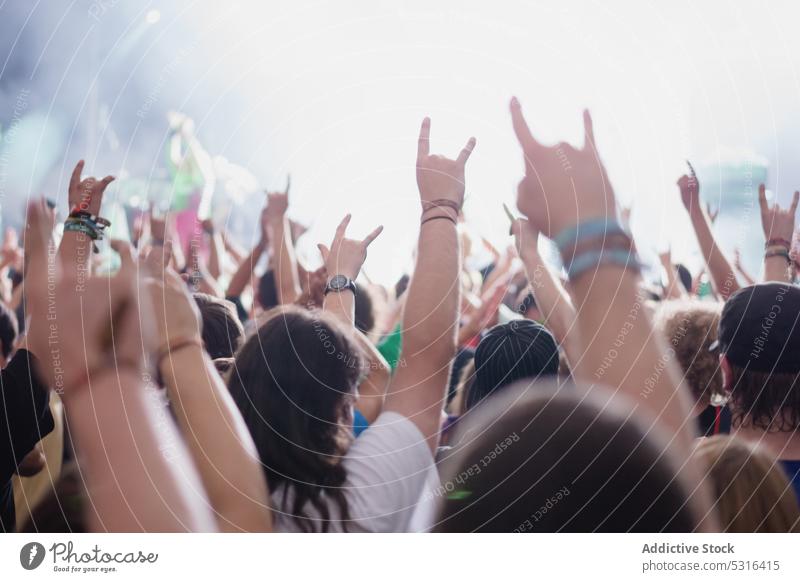 Hände von Menschen auf dem Konzert Menge Leistung Musik Spaß jubelnd Entertainment Veranstaltung Publikum Stadtfest Party Felsen Nachtleben Menschengruppe Klang