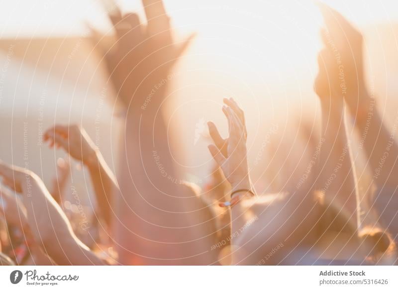 Hände von Menschen auf dem Konzert Menge Leistung Musik Spaß jubelnd Entertainment Veranstaltung Publikum Stadtfest Party Felsen Nachtleben Menschengruppe Klang