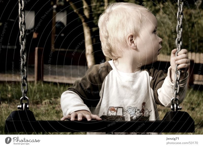 Hilfst Du mir! Kind Schaukel Spielen Spielplatz Hilfsbedürftig Junge Hilfesuchend