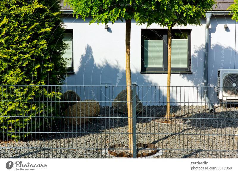 Schottergarten abend ast baum dunkel dämmerung erholung ferien frühjahr frühling frühlingserwachen hecke kleingarten kleingartenkolonie menschenleer